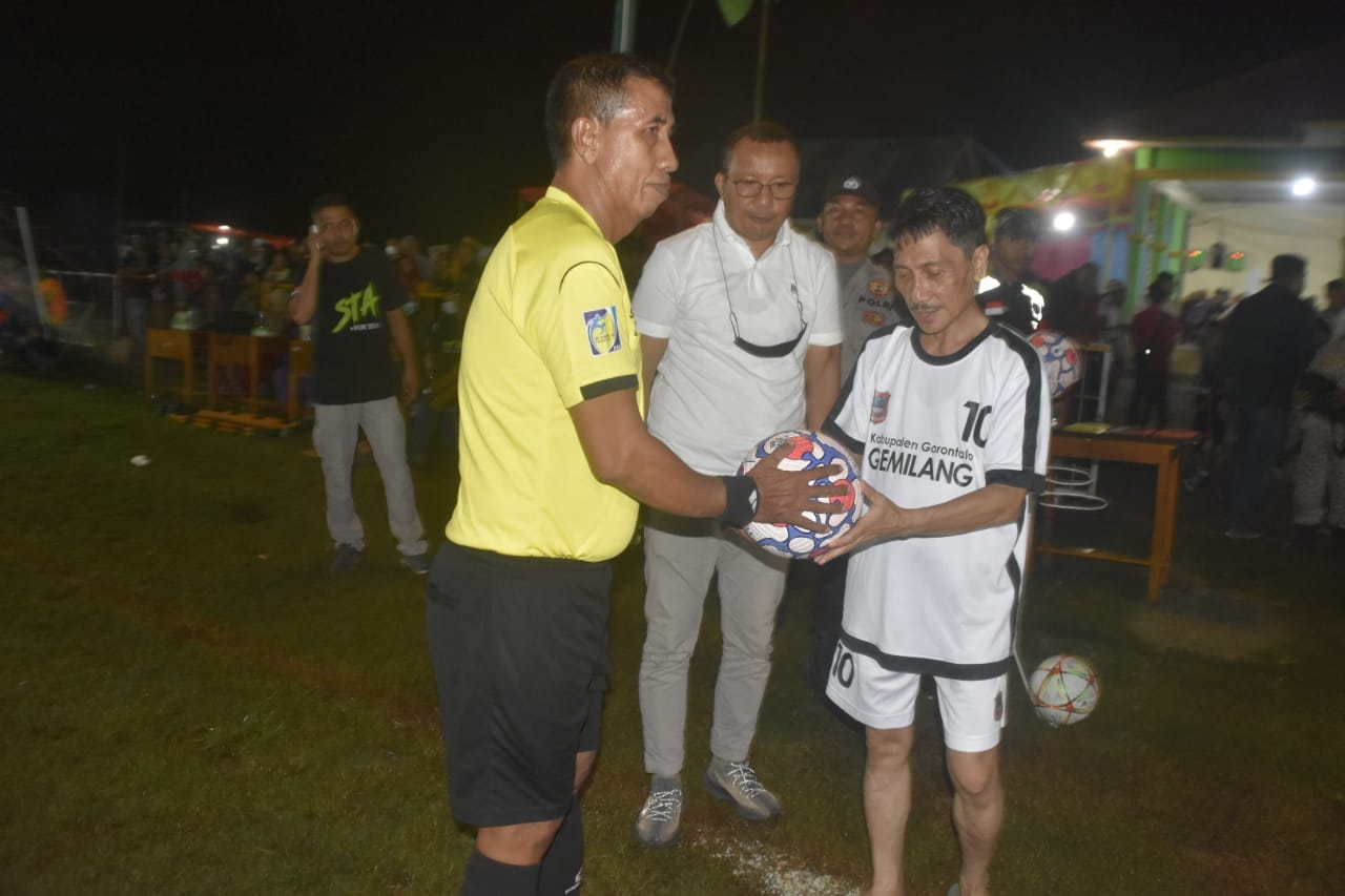 Nelson Membuka Turnament Sepak Bola Ketua DPRD CUP
