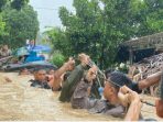 Brimob Polda Sulut Turunkan 9 Tim Lakukan Evakuasi Penanggulangan Bencana di Kota Manado