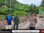 TNI-Polri Bantu Warga Bersihkan Material di Badan Jalan Akibat Longsor