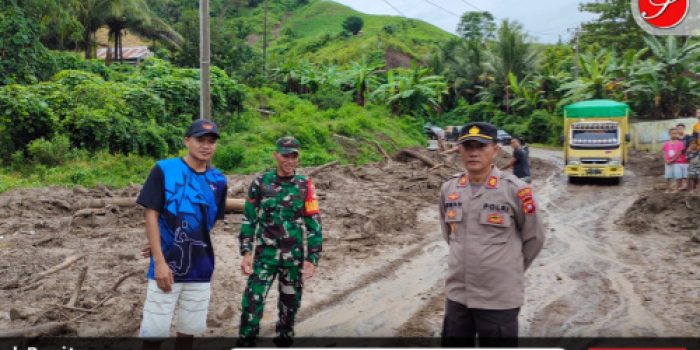 TNI-Polri Bantu Warga Bersihkan Material di Badan Jalan Akibat Longsor