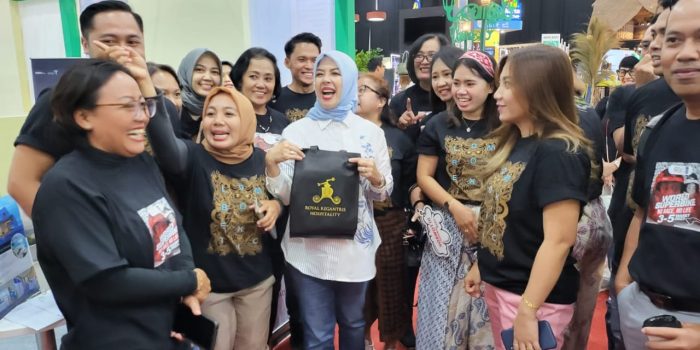 Nur Asia Uno jadi Rojali dan  Berbagi Pengalaman Kepada Pelaku Usaha Kerajinan di Travel Exchange ATF Yogyakarta