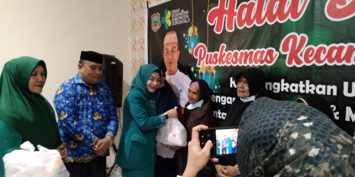 Jelang Ramadhan, Fory Naway Bagikan 100 paket Sembako Kepada Kader Kesehatan dan Dukun Kampung