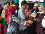 Ditiga Wilayah Dampak Banjir, Fory Naway Bagi Ratusan Paket sembako