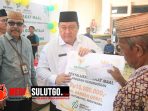 Bupati Hendriwan Salurkan Zakat Maal Program Ekonomi Produktif