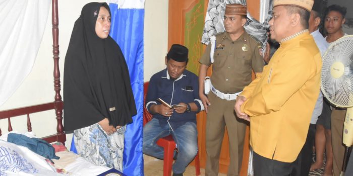 Melayat Dirumah Duka Almarhum Anggota Satpol PP Kabgor, Wabup Hendra Sampaikan berbelasungkawa