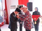 Bupati Nelson dan Ketua PKK Fory Naway Terima Tanda Kehormatan Satyalancana Wira Karya Dari Presiden RI