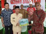 Nelson Salurkan Bantuan Program Hibah Untuk Dua Masjid di Pulubala