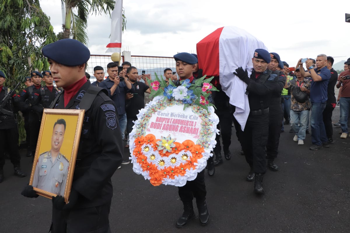 Suasana Haru Selimuti Penjemputan Jenazah Brigpol Anumerta Rudi Agung ...