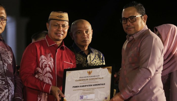 Malam Puncak Hari Karawo 2024: Sekda Roni Sampir Terima Piagam Penghargaan