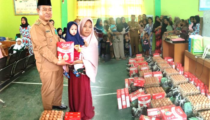 Aksi Bagi-Bagi Makanan Tambahan Kepada Warga, Saiful: Upaya Menekan Angka Stunting