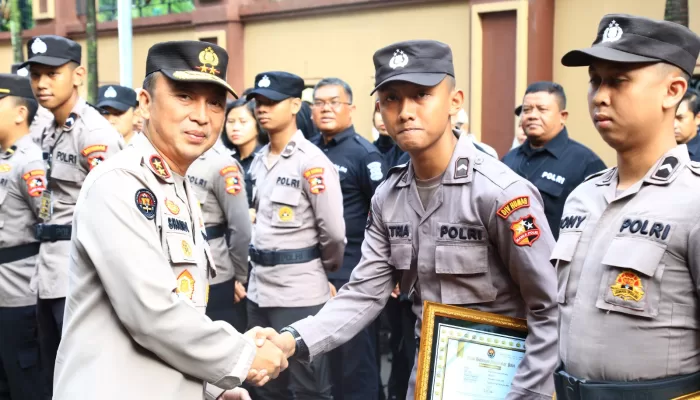 Apresiasi Perolehan Nilai Kompetensi Tertinggi, Kadiv Humas Beri Beasiswa 6 Bintara