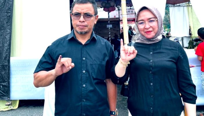 Bersama Istri, Pj Bupati Bolmut Berikan Hak Suara di TPS 6 Boroko