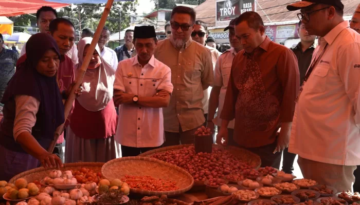 Dampingi Pj Gubernur, Bupati Nelson Pantau Harga Kebutuhan Masyarakat 