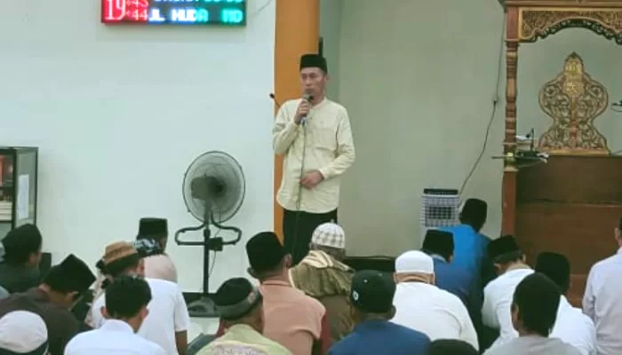 Bupati Bolsel tunaikan sholat Isya, Tarawih dan Witir Perdana di kampung halaman