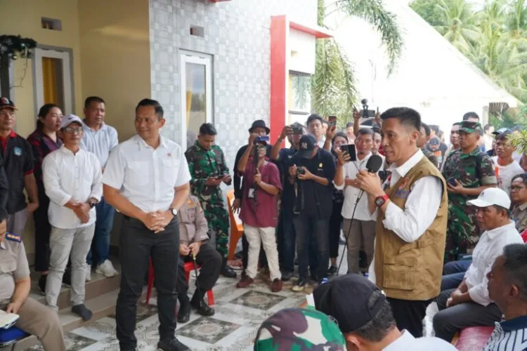 Bupati Bolsel Iskandar Kamaru Saat menyambut Menteri ATR/BPN Agus Harimurti Yudhoyono