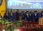 Bupati Nelson Ajak Wisudawan dan Wisudawati Terus Belajar dan Berinovasi 