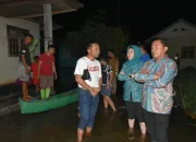 Di Lokasi Banjir, Fory Naway Bagi Makanan Siap Saji