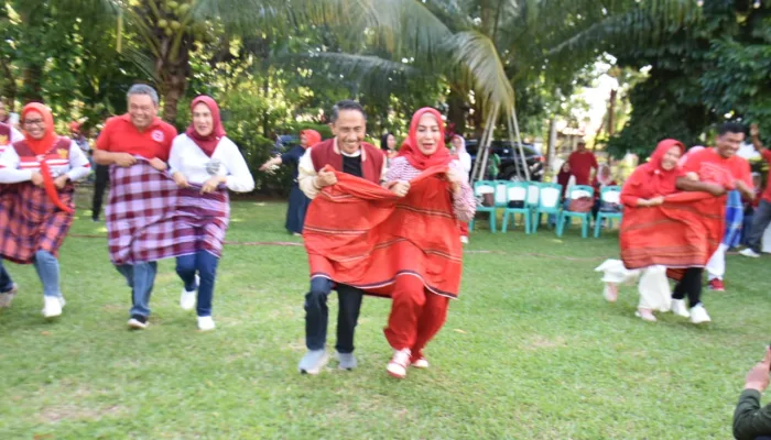 Permainan Tradisional Lari Sarung Dan Lari Jepit Balon Meriahkan Kemerdekaan ke 79 di Kabgor