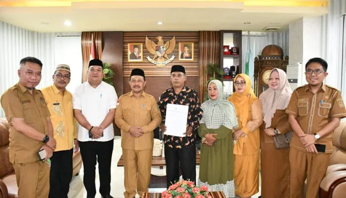 Bupati Boalemo Serahkan SK Pengaktifan Kembali Kepala Desa Balate Jaya