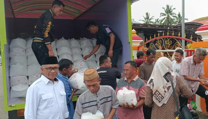 Mantan Bupati Darwis Moridu Bagikan Ribuan Paket Sembako Jelang Ramadan