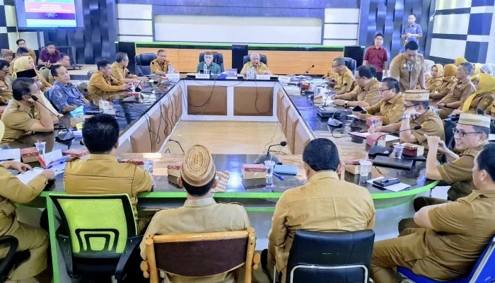 Bupati Sofyan Puhi Pimpin Rapim Evaluasi Implementasi 12 Instruksi oleh OPD