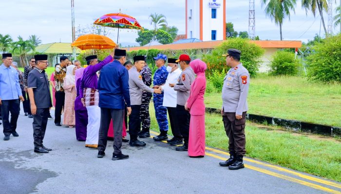 Kapolda Baru Gorontalo Irjen Pol Widodo Disambut Adat Mopotilolo