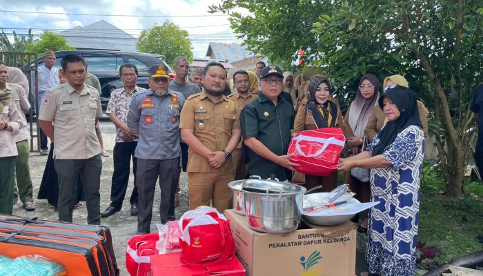 Bupati Gorontalo Serahkan Bantuan Korban Kebakaran di Padengo