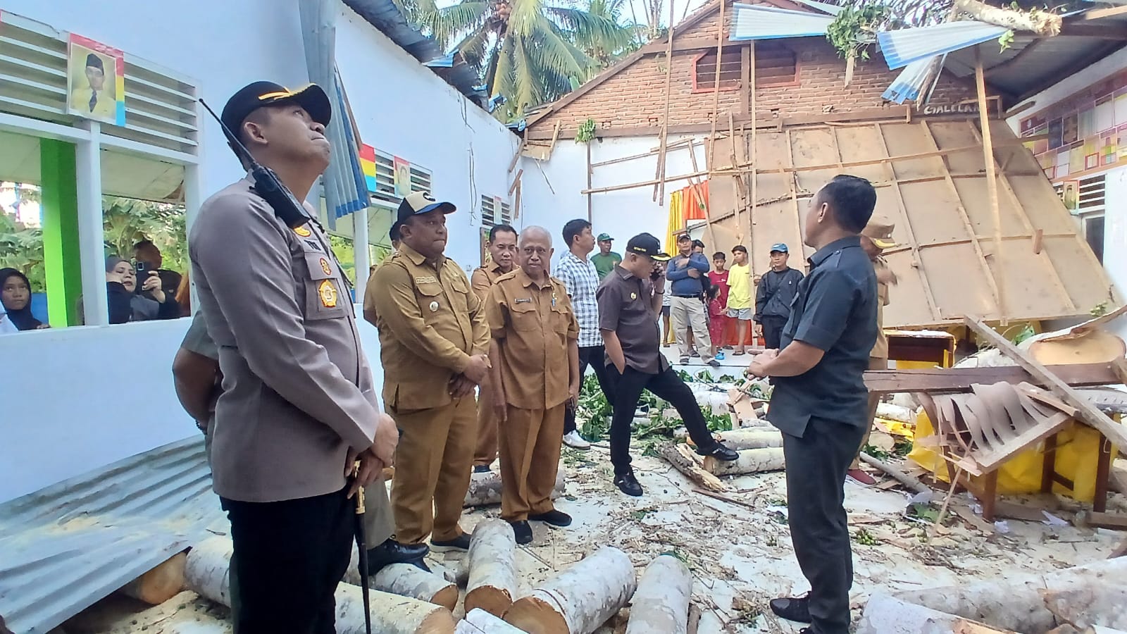 SMP Negeri 1 Tilango Ambruk Tertimpa Pohon