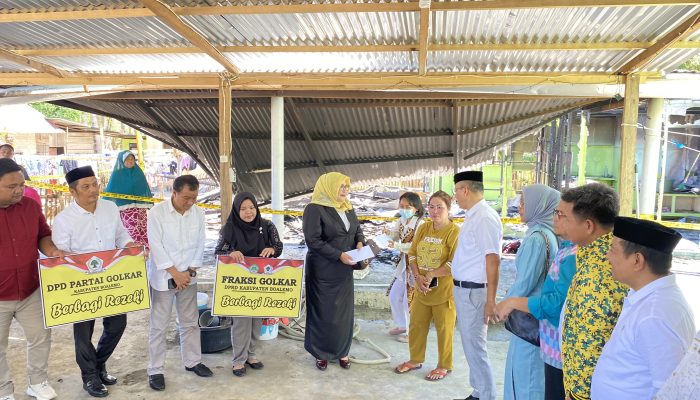 Fraksi Golkar DPRD Boalemo Bantu Korban Kebakaran di Pentadu Timur