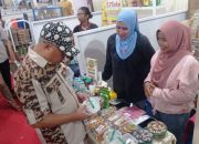 Bupati Sofyan Puhi Dukung UMKM Lokal Lewat Aksi Belanja di Arena Peran Saka Nasional 2025