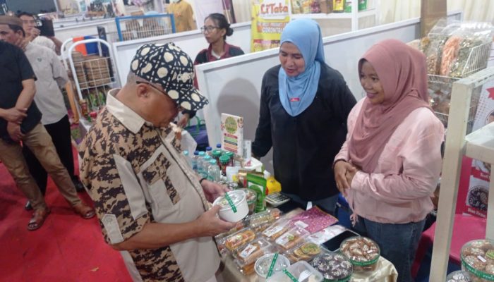 Bupati Sofyan Puhi Dukung UMKM Lokal Lewat Aksi Belanja di Arena Peran Saka Nasional 2025