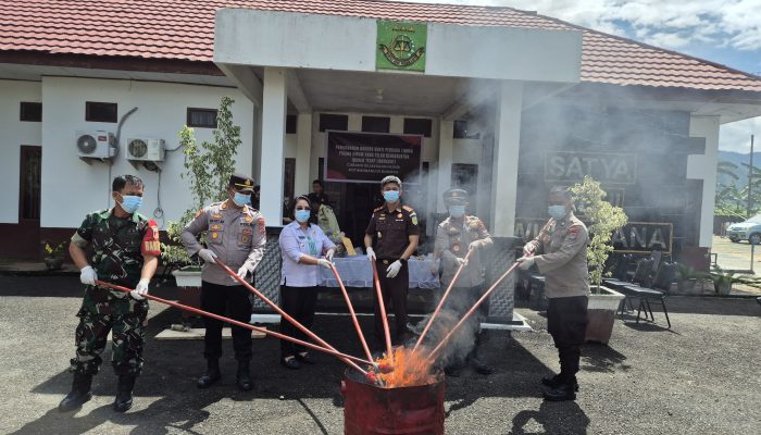 Cabang Kejaksaan Negeri Kotamobagu Di Dumoga Musnahkan Barang Bukti 16  Perkara