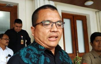 Denny Indrayana Kritik: “Kenapa Jokowi Tak Cukup Sederhana Tunjukkan Ijazah?”