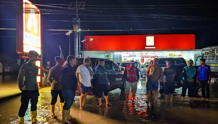 Banjir Rendam Desa Datahu, Bupati Sofyan Puhi Turun Langsung Tinjau Lokasi di Tengah Malam