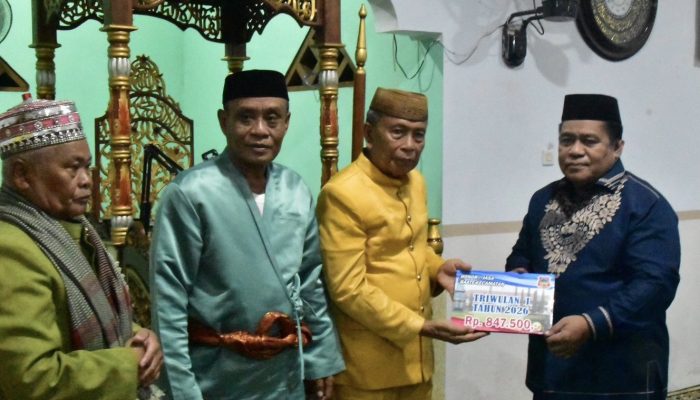 Silaturahmi Ramadhan, Pemkab Gorontalo Serahkan Insentif Pemangku Adat