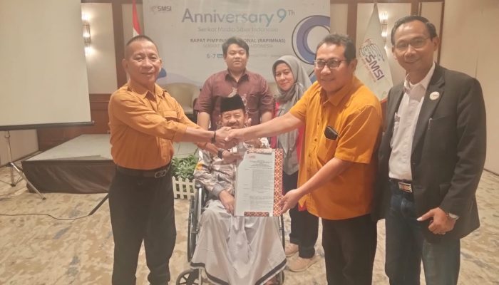 Voke Lontaan Terima SK Ketua SMSI Sulut
