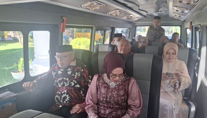 Safari Idulfitri, Bupati Gorontalo Naik Bus Bersama