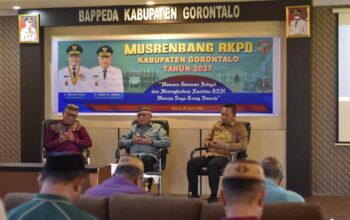 Warga Desa Buhu Rayakan Gebyar Ketupat Bersama Wabup Hendra