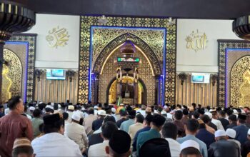 Sofyan-Tonny Salat Idul Adha Bersama Ribuan Warga