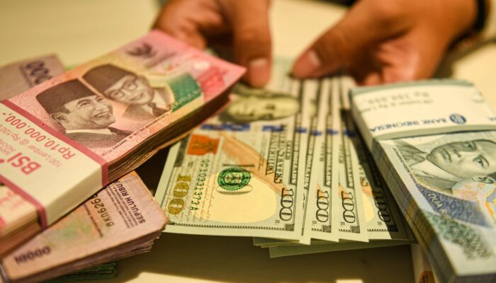 Rupiah Melemah, Dolar AS Dekati Rp18.000