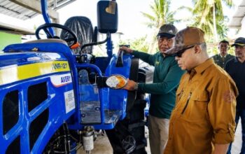 Bupati Sofyan Serahkan Traktor
