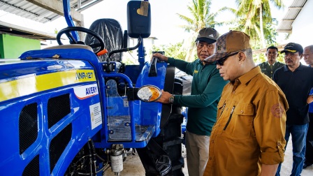 Bupati Sofyan Serahkan Traktor