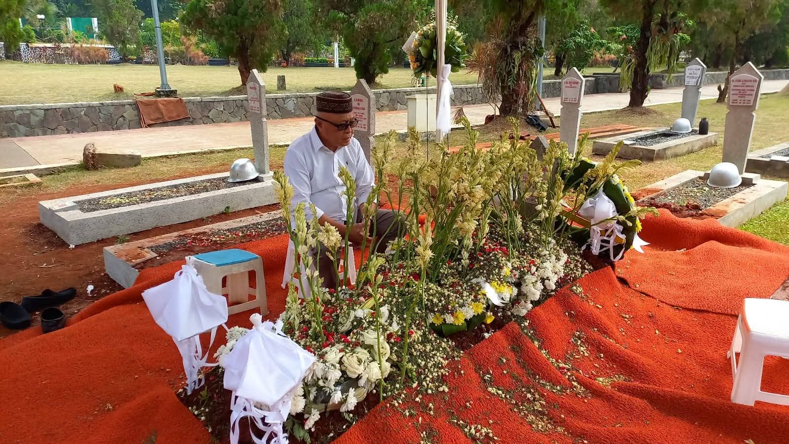 Bupati Sofyan Ziarah ke Makam Rachmat Gobel,Sampaikan Duka dan Terima Kasih atas Pengabdiannya