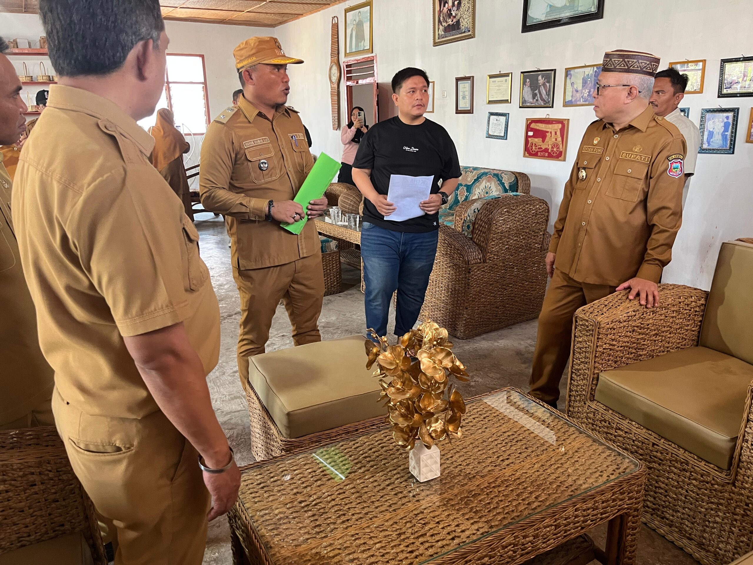 Bupati Sofyan Puhi Tinjau PLUT UMKM dan Tempat Kerajinan Rotan di Desa Luwuo
