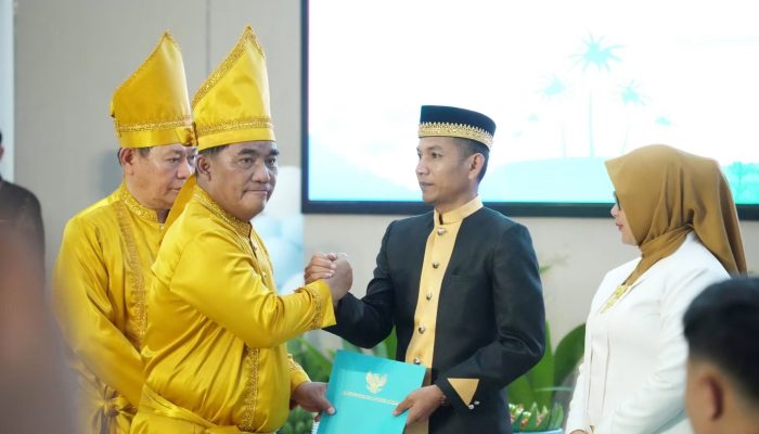 Gubernur Sulut Serahkan Nota Dinas Plt Bupati Boltara kepada Aditya Pontoh